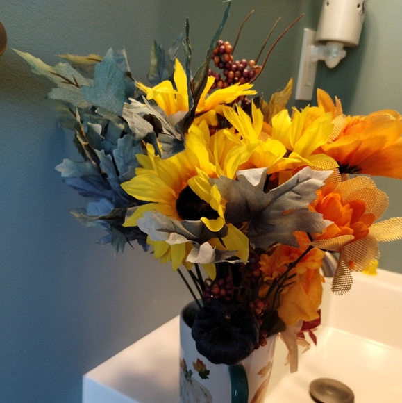 NEW Fall Decoration Pumpkin Foliage Flower Arrangement - Picture 3 of 3